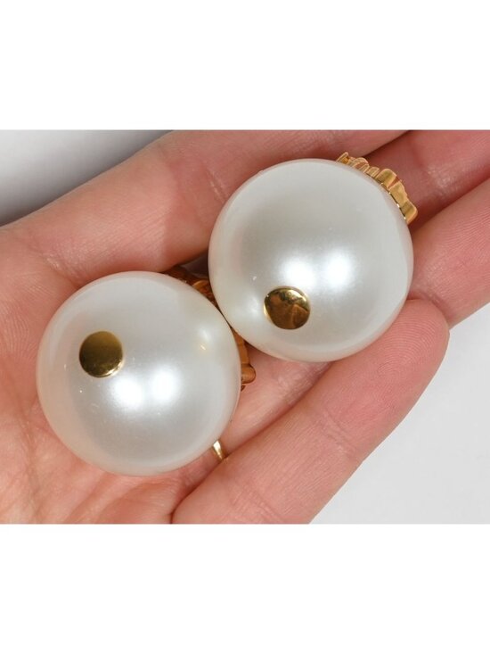 Versace Medusa Pearl Drop Earrings in Oro & Bianco - Picture 8 of 8
